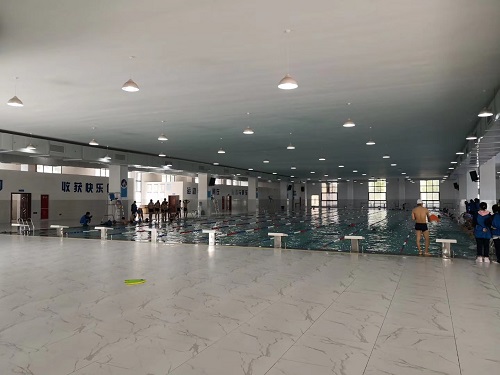 青龍山學(xué)校泳池，同學(xué)們都很喜歡上游泳課