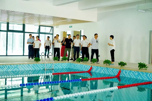 檢查組對(duì)泳池進(jìn)行驗(yàn)收