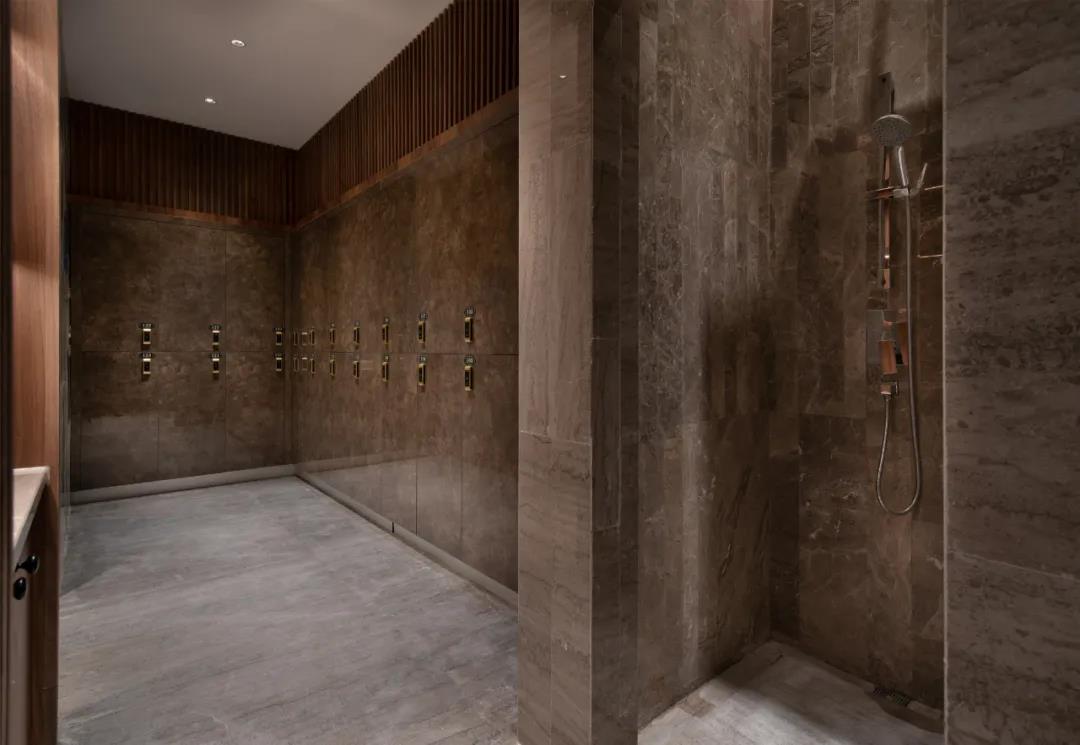 國惠大酒店游泳館，配備更智能人性化的高端更衣室，以及寬敞潔凈的獨(dú)立隔間淋浴室。