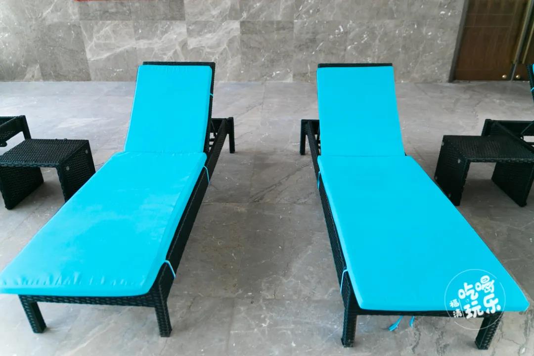 游累了，泳池兩側(cè)還設(shè)有大量休閑座椅、躺椅，享受愜意片刻。