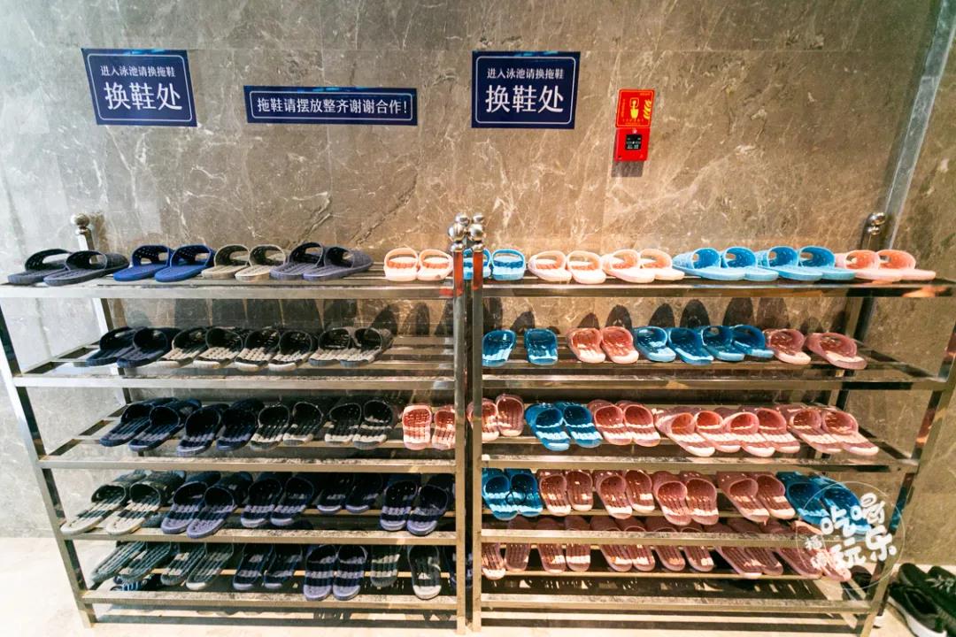 下泳池前必須先換上防滑拖鞋，熱身運(yùn)動也不可少，保障游客們的安全。