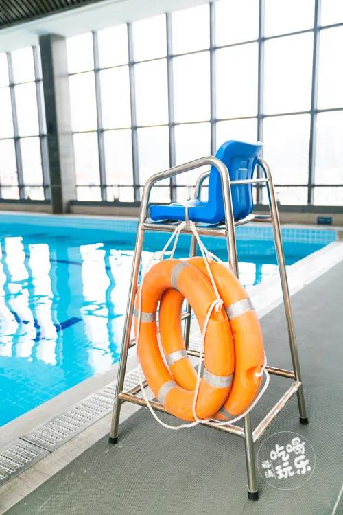在游泳館內(nèi)，配有專業(yè)的救生員、教練員仔細(xì)巡視，時(shí)刻保證你的安全。