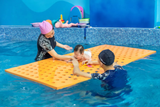寶寶學游泳