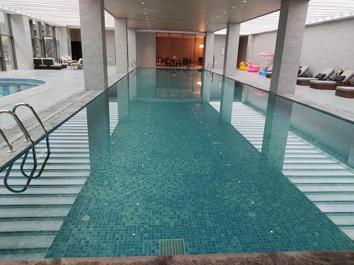 均和雨山前室內恒溫泳池