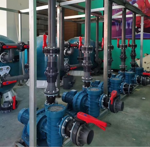 泳池設(shè)備機房中正在安裝的水泵