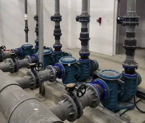 泳池設(shè)備機房中的水泵