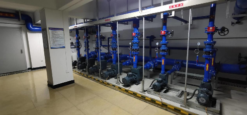 泳池設備機房中運行的水泵