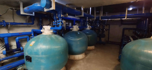 泳池設備機房中的過濾砂缸