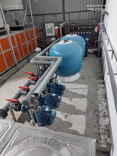 泳池設備機房中的水泵砂缸