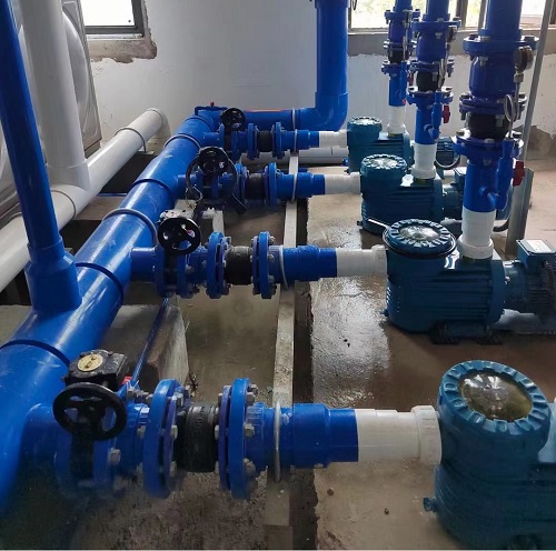 泳池設(shè)備機房中的循環(huán)水泵