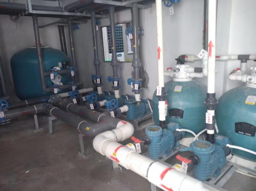 泳池設(shè)備機(jī)房里的循環(huán)水泵