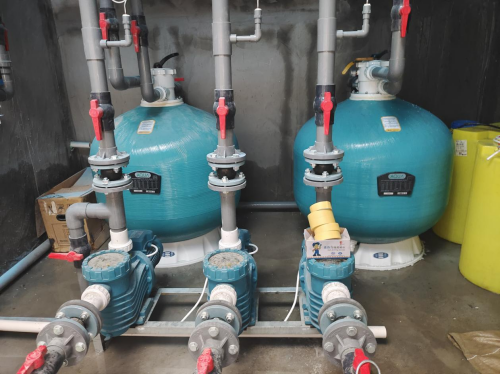 泳池設(shè)備機(jī)房里的水泵和砂缸